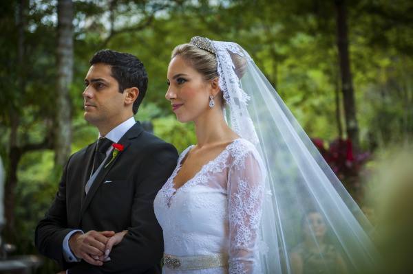 floral-lace-long-bridal-veil-with-appliques-train-2