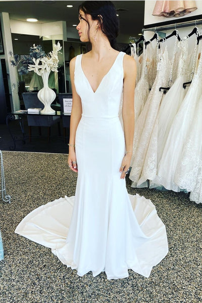 2022-minimalist-wedding-dresses-with-v-neck-bodice