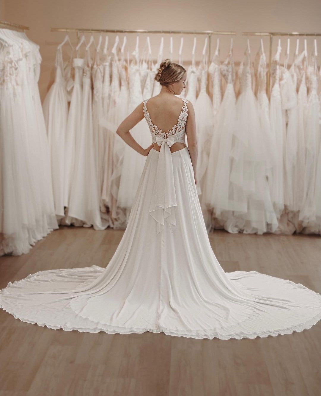 2023-summer-bridal-gown-with-plunging-neckline-1