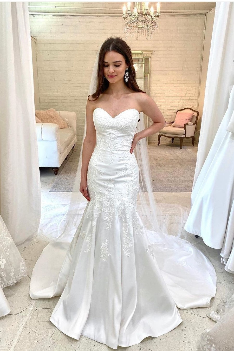 backless-appliques-satin-bridal-gown-with-sweetheart-neck
