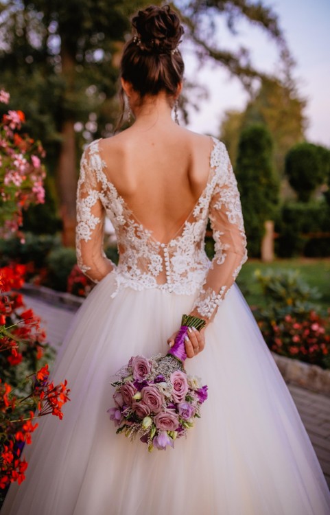 backless-long-sleeve-lace-garden-bridal-dresses-2020-1