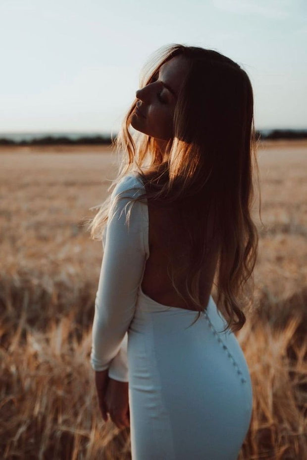 backless-outdoor-wedding-dresses-with-long-sleeves-2