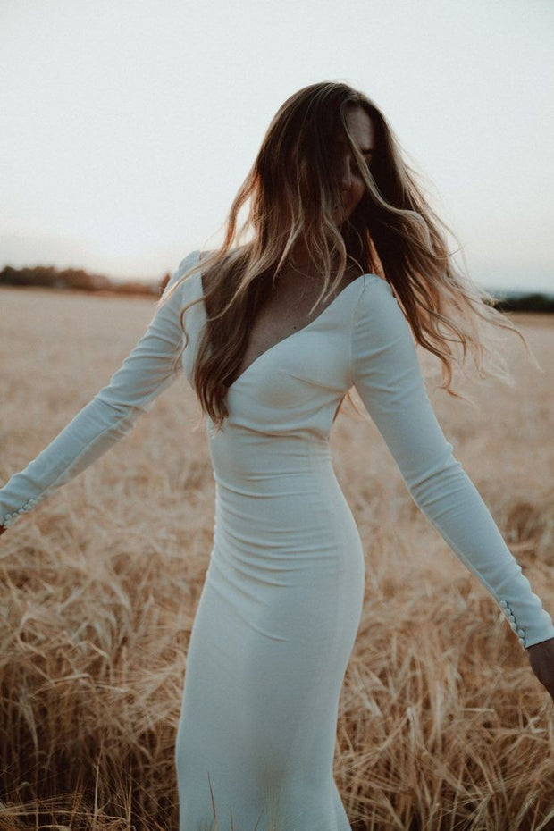 backless-outdoor-wedding-dresses-with-long-sleeves