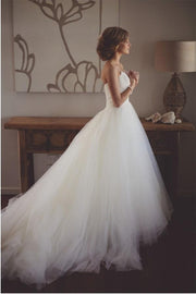 feather-sweetheart-wedding-dress-with-romantic-tulle-skirt