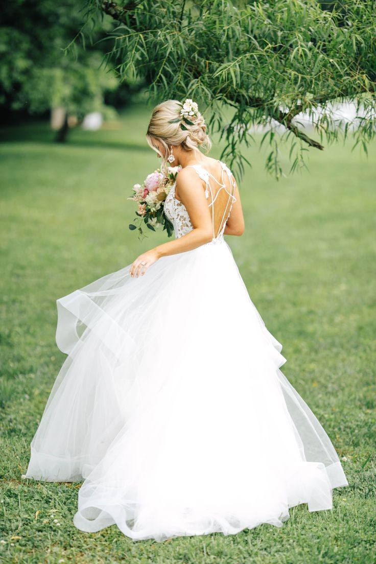 lace-v-neckline-garden-bridal-dresses-with-horsehair-skirt-1