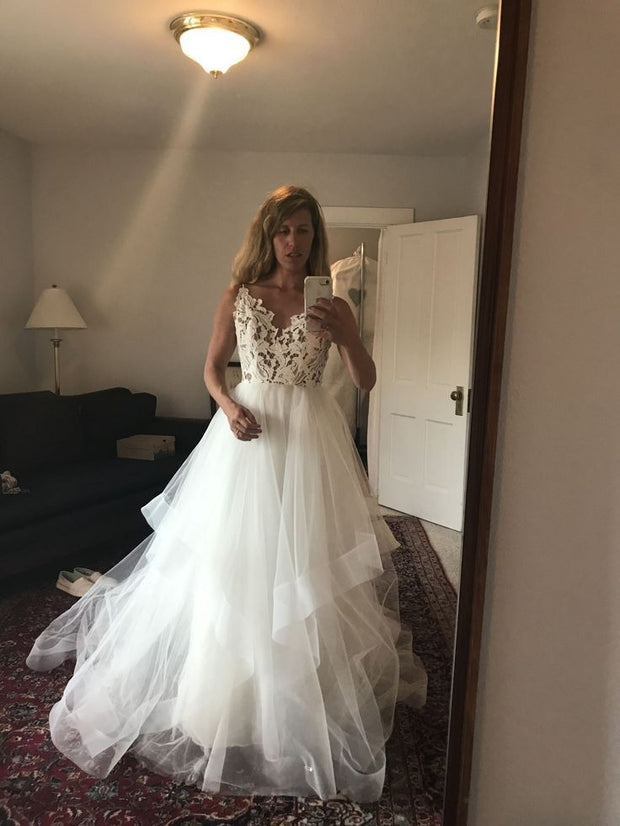 lace-v-neckline-garden-bridal-dresses-with-horsehair-skirt-2