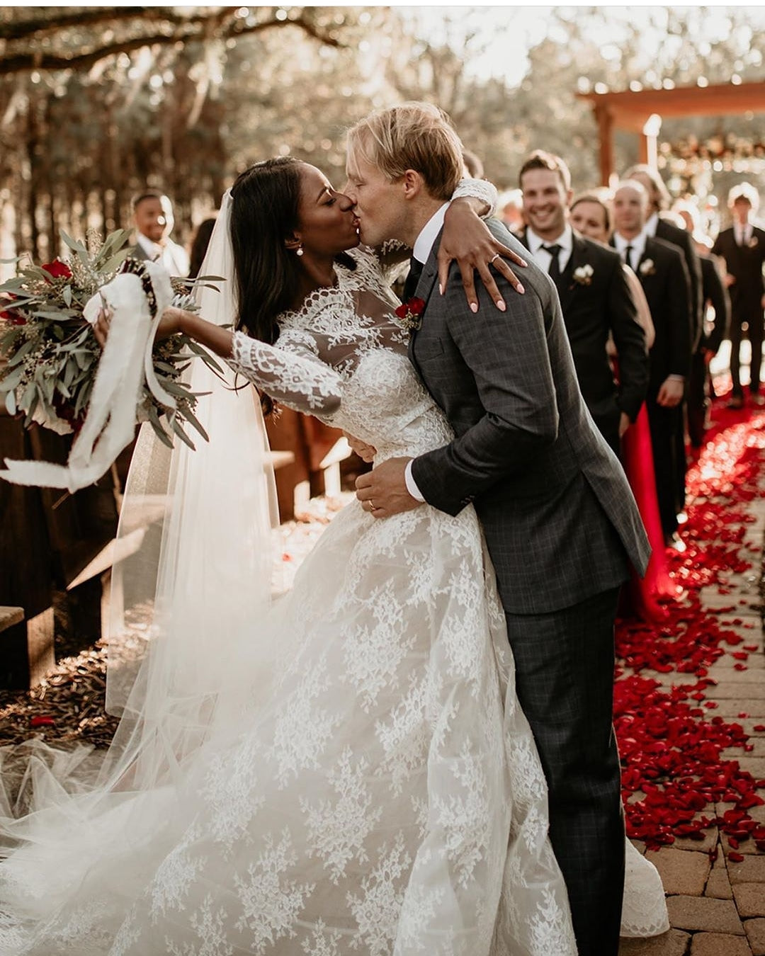 Long Sleeve Vintage Lace Wedding Dresses Online