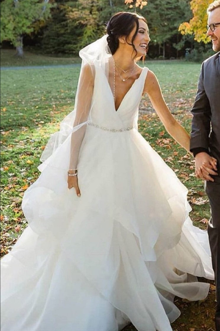 modern-layers-skirt-ball-gown-bridal-dress-with-v-neckline