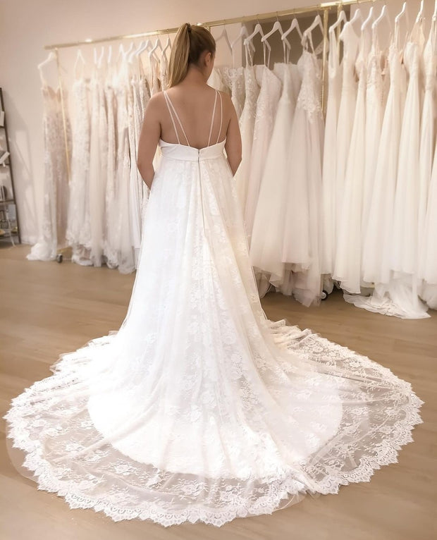 pregnant-woman-wedding-dress-with-lace-train-1