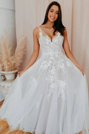 romantic-floral-lace-wedding-gown-with-tulle-skirt