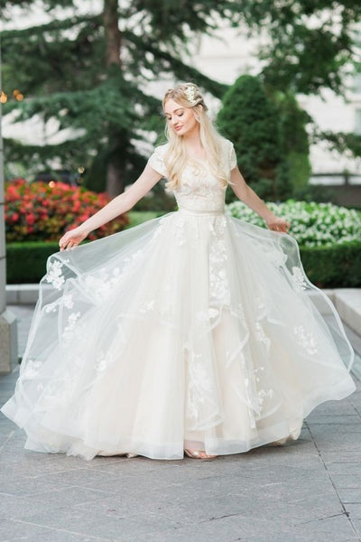 romantic-horsehair-lace-wedding-gown-with-short-sleeves