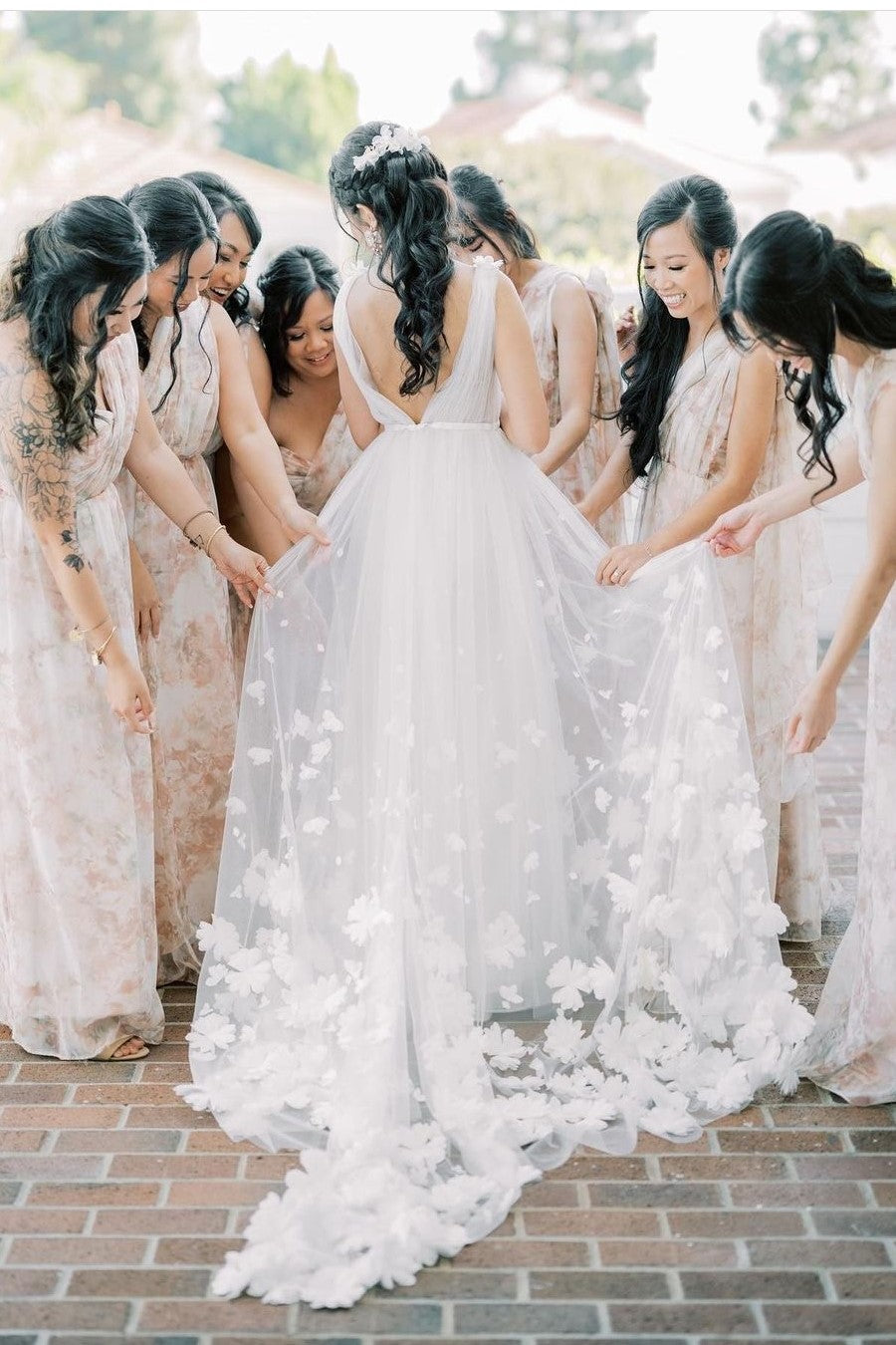 Romantic Tulle Flower Bridal Gown with V-neckline