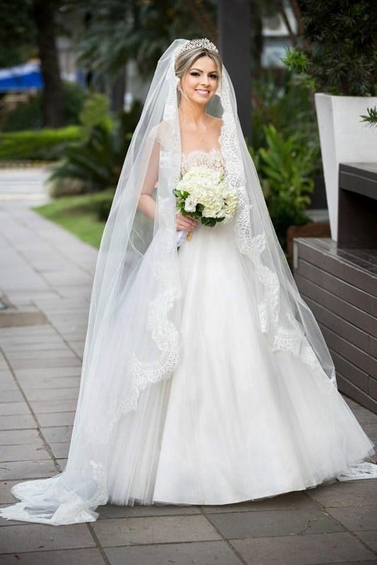 scalloped-lace-trim-long-wedding-veil-with-comb