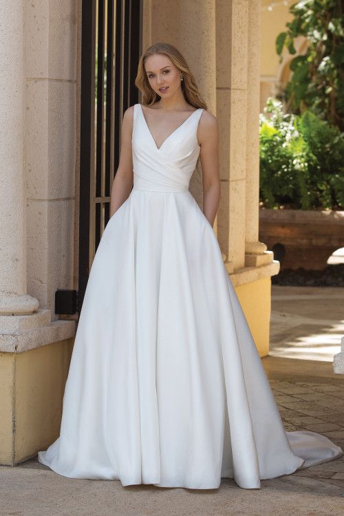 simple-satin-bridal-gown-with-v-neckline-vestido-de-casamento