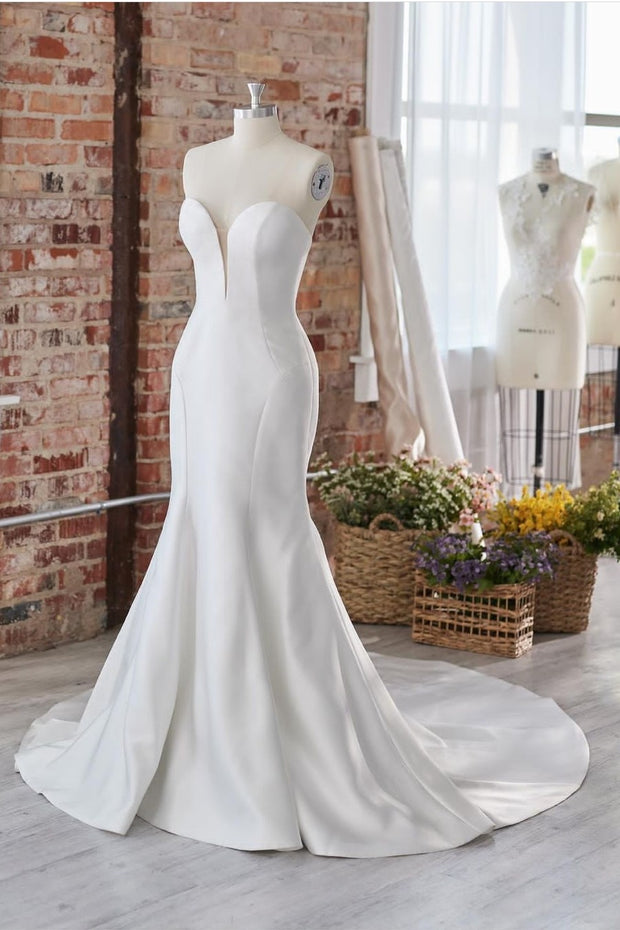 sleek-satin-bridal-dress-with-sweetheart-neckline