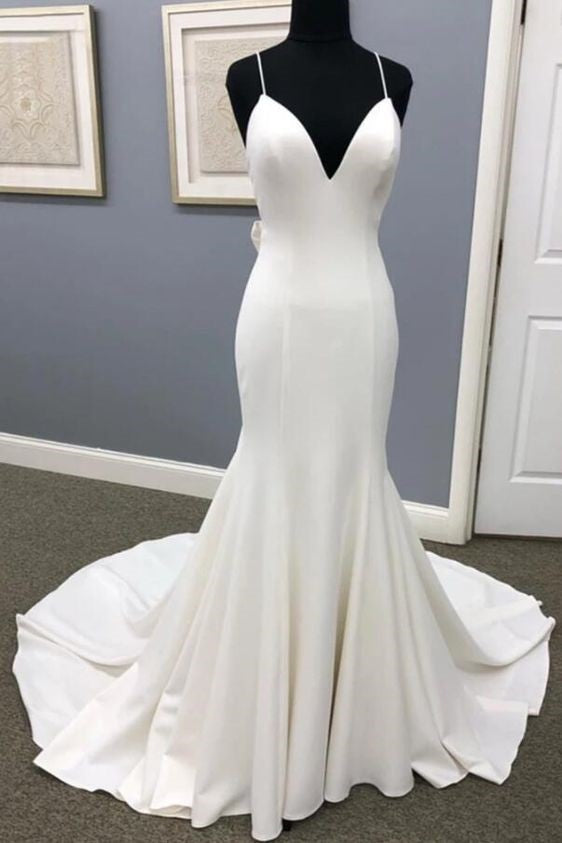 sleek-sheath-wedding-gown-with-long-train