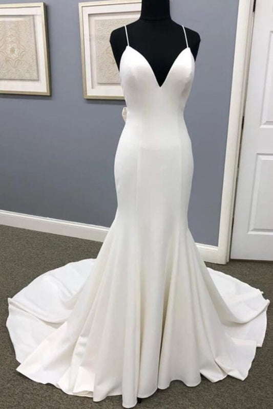 sleek-sheath-wedding-gown-with-long-train