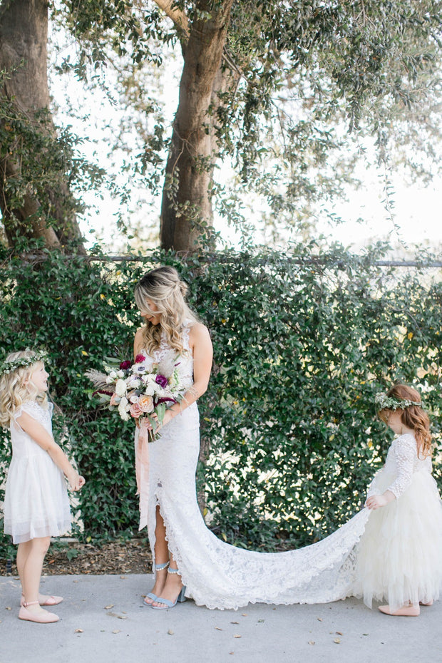 sleeveless-hollow-back-lace-bride-dresses-with-cut-skirt-2