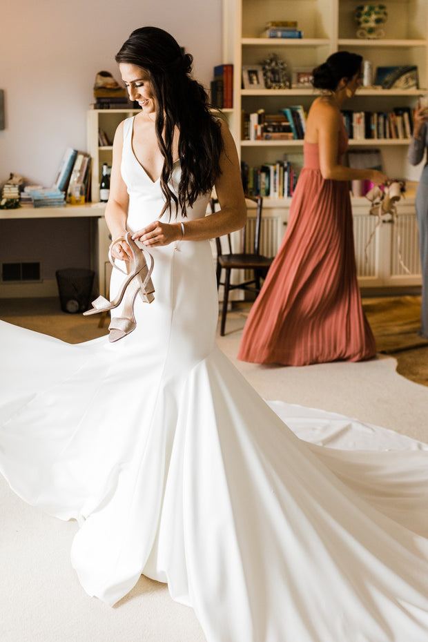 v-neckline-simple-bride-wedding-dress-with-long-train-1