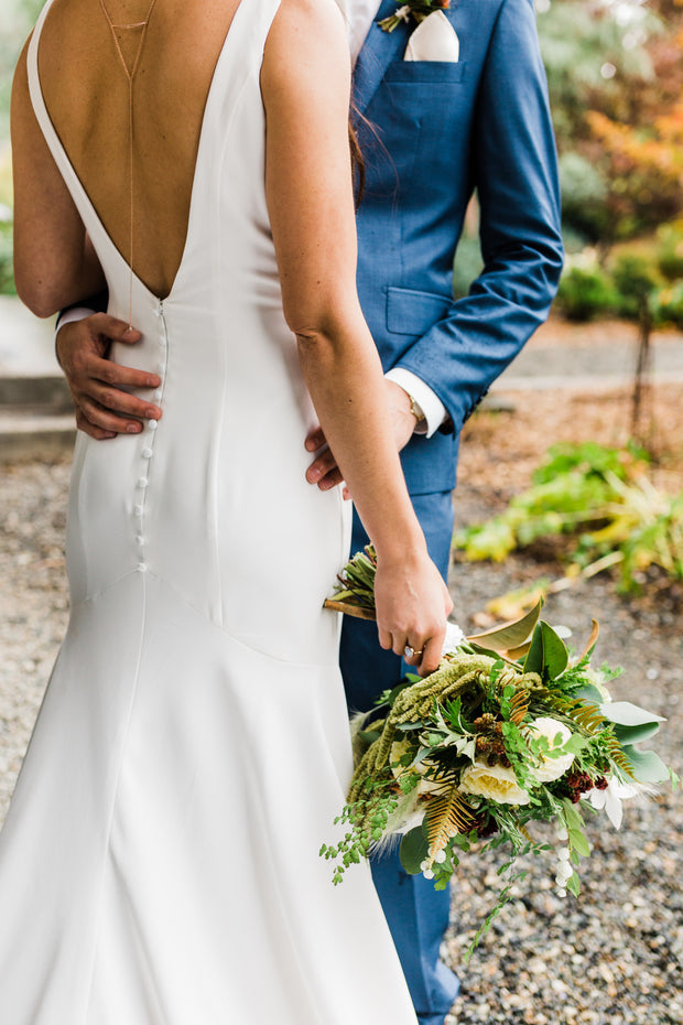 v-neckline-simple-bride-wedding-dress-with-long-train-2