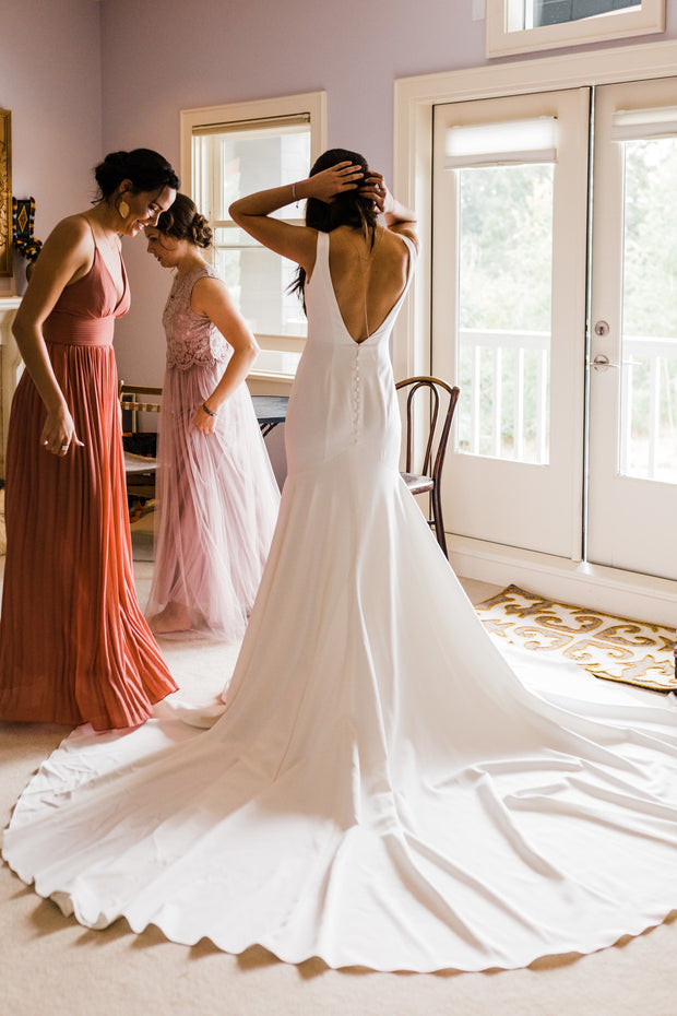 v-neckline-simple-bride-wedding-dress-with-long-train