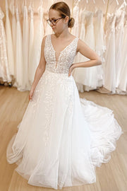 v-neckline-tulle-bridal-gown-with-lace-bodice